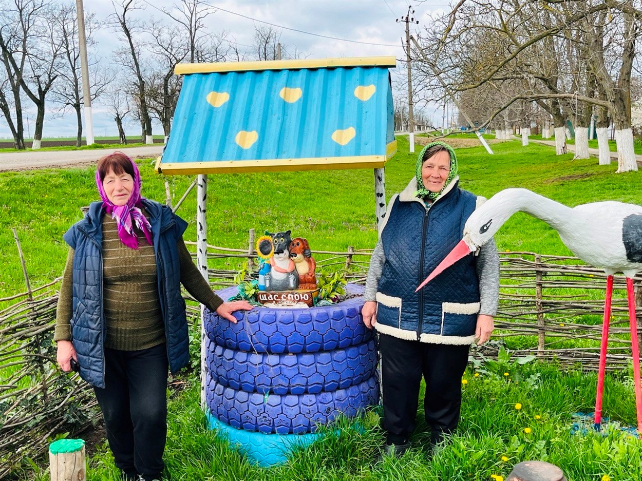 Марія Півкіна і Валентина Марусова біля візитної картки їх вулиці - фотозони у вигляді укоаїнського подвір'я