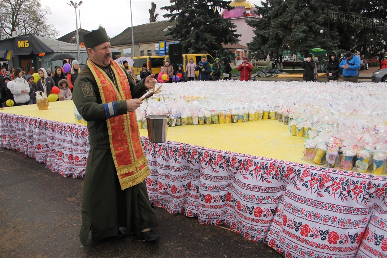 Після освячення пасочки поїдуть на фронт 