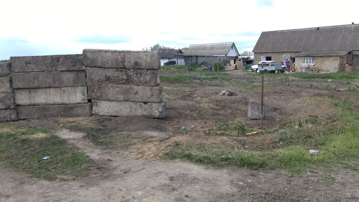 Загороджена територія з блоками біля каналу, про яку йдеться