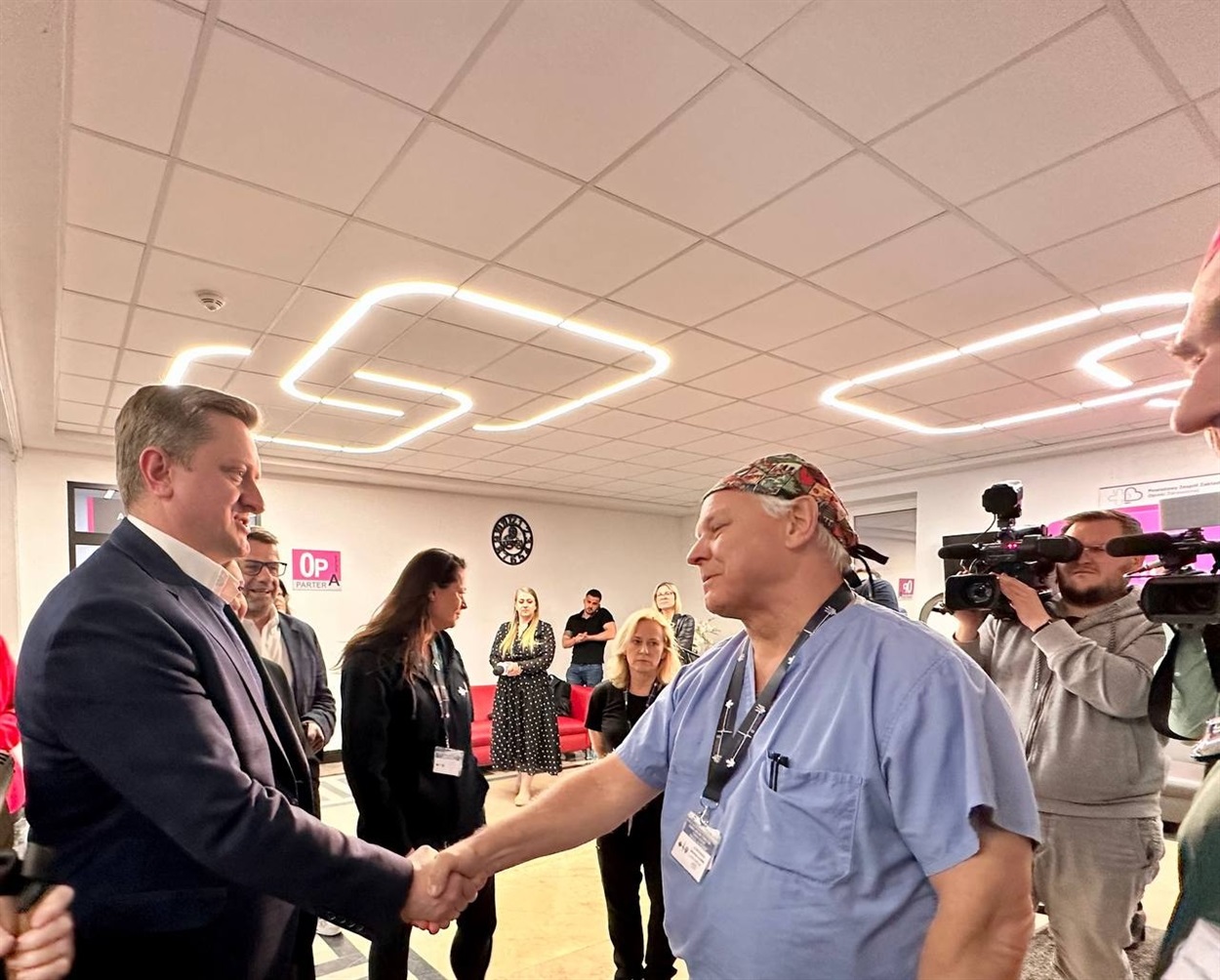 Олег Антонишин, керівник програми черепних травм Sunnybrook Health Sciences Centre у Торонто, професор пластичної хірургії Університету Торонто (праворуч)