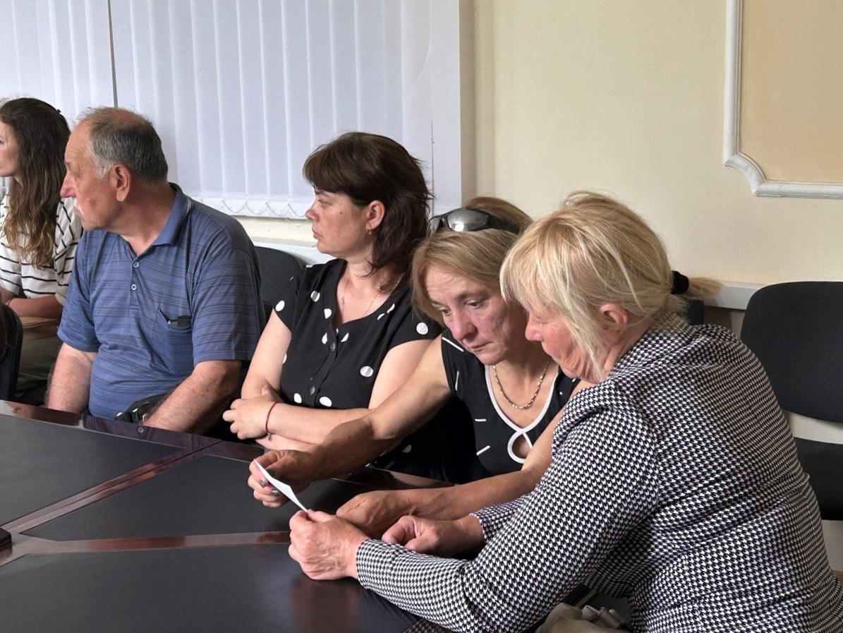 Зустріч з родинами загиблих захисників України, Біляївка, обговорюють проєкт Алеї слави