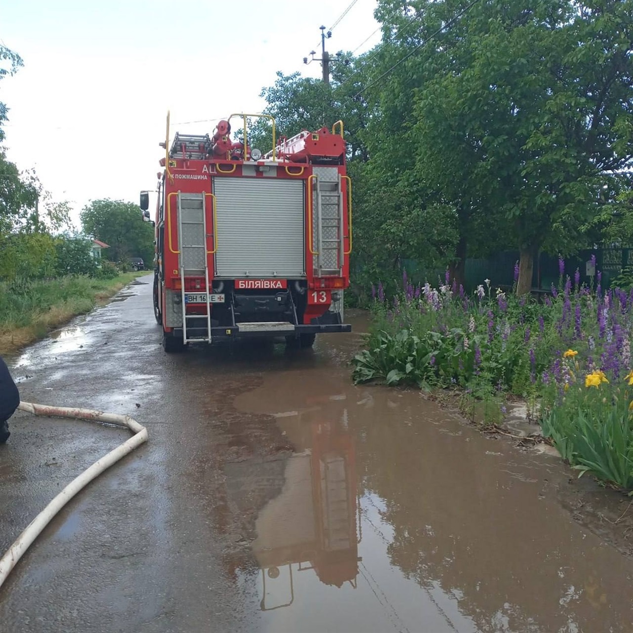 Рятувальники допомагали відкачати воду з підтоплених вулиць  