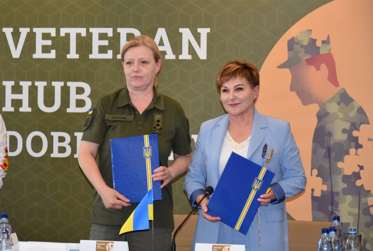 Міністерка у справах ветеранів Юлія Лапутіна та голова Доброславської громади Людмила Прокопченко 