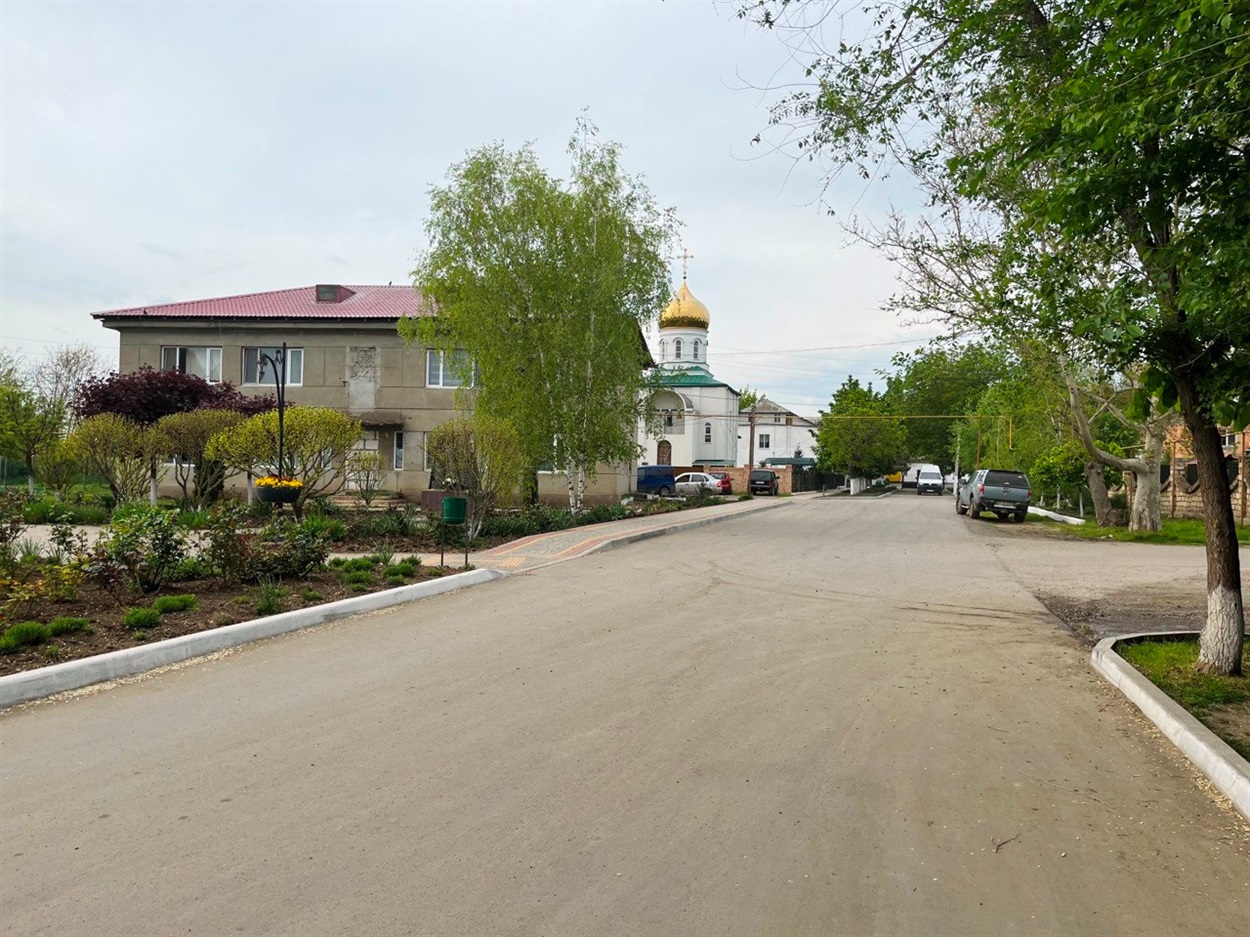 Дорога до школи. Раніше на цьому місці були ями та болото 