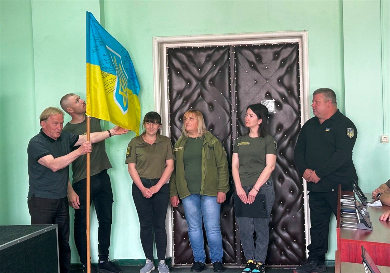 Волонтери Самооборони передають прапор місту Біляївка від мешканців деокупованої Біляївки з Херсонщини