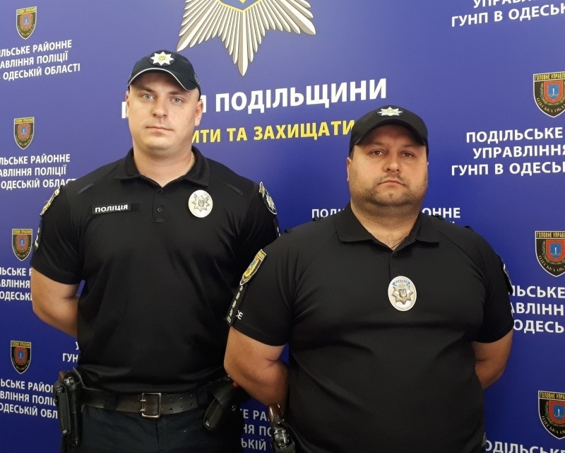 Андрій Оцебрик і Артем Денисенко, поліцейські, які  врятували жінку від самогубства