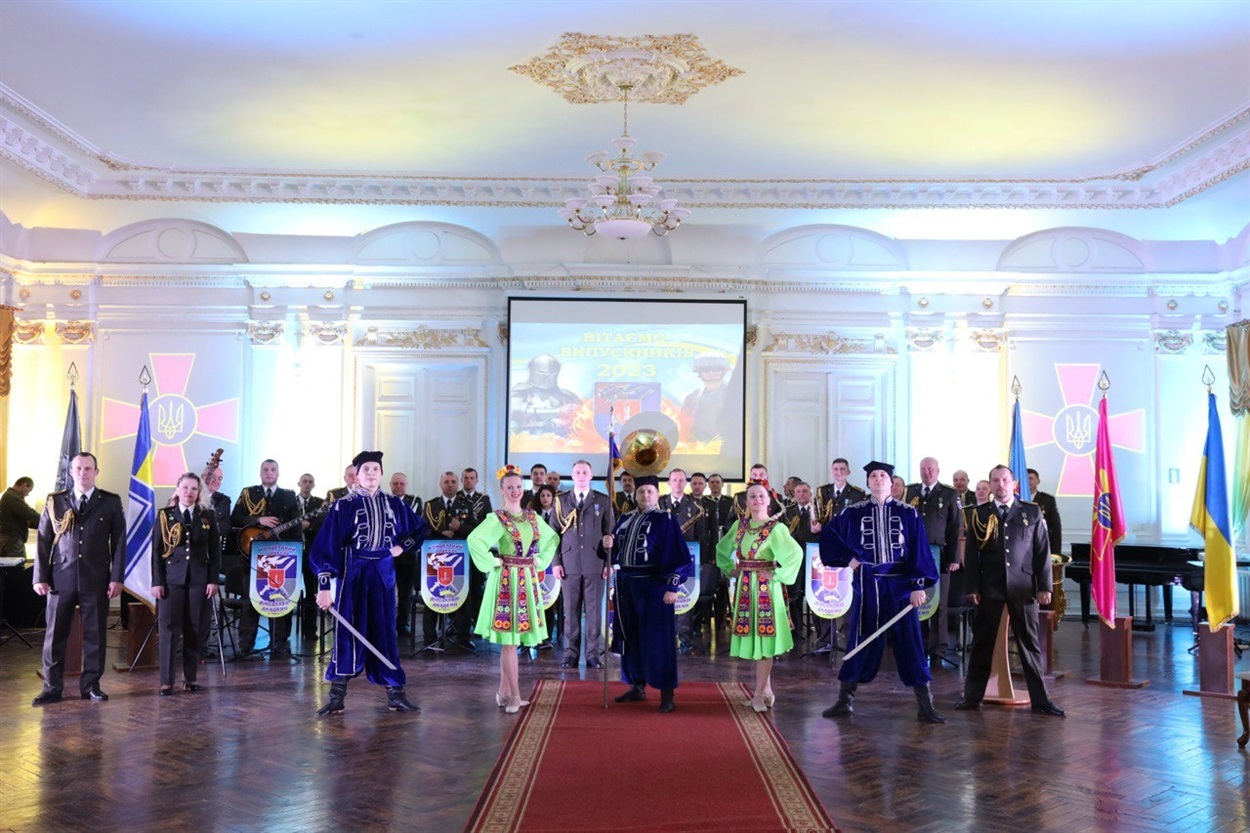Концертний оркестр Військової академії міста Одеса. В такій урочистій формі орекстр виступав раніше. Зараз у воєнний час,  як і всі військові, вони змінили її на піксельну