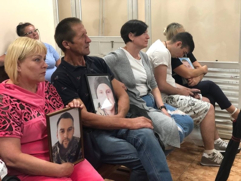 Суд над прокурором, в залі присутні рідні загиблих в казармах у Миколаєві