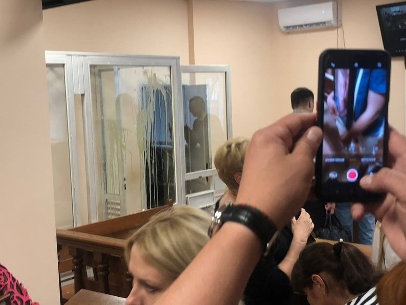 Після оголошення вироку Геннадія Германа закидали сирими яйцями.