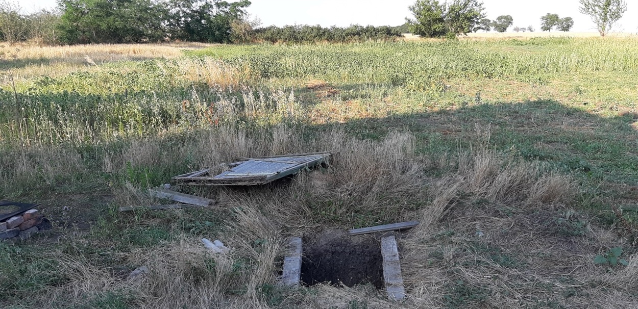 Побив і кинув і у вигрібну яму жінку Одещина