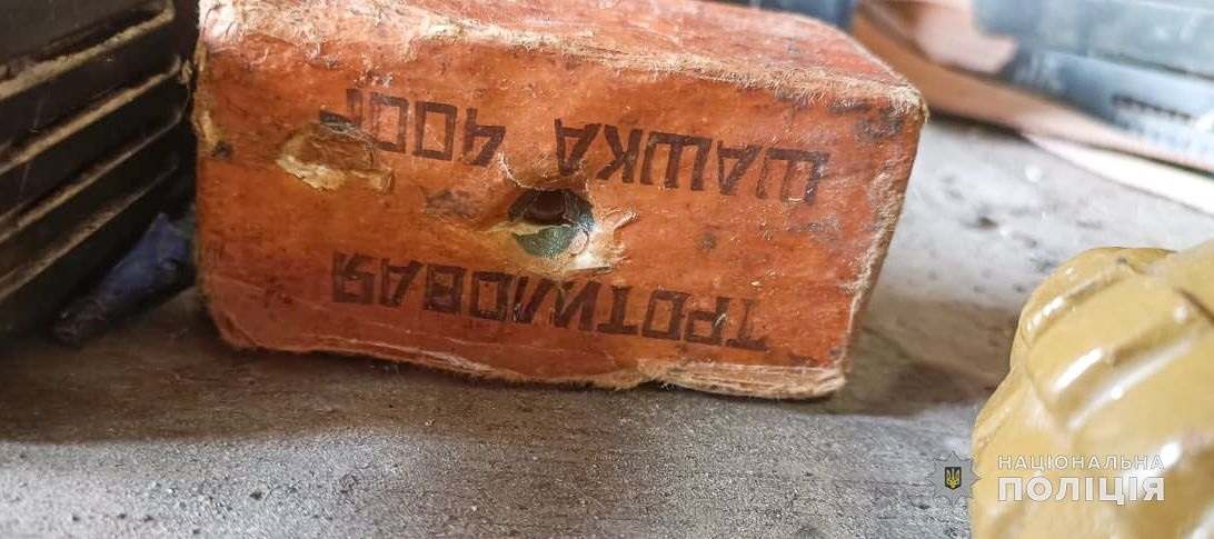 Мешканець Біляївської громади зберігав вдома боєприпаси та наркотики. Фото з матеріалів справи 