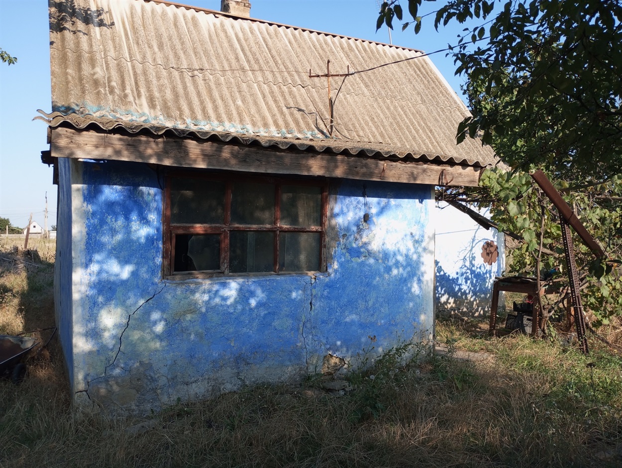 Маленький будиночок з побитим вікном