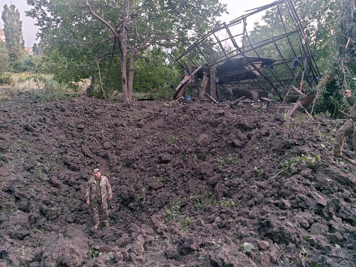 Типові воронки від прильоту КАБа - авіабомби, якими  ворог обстрілює військових