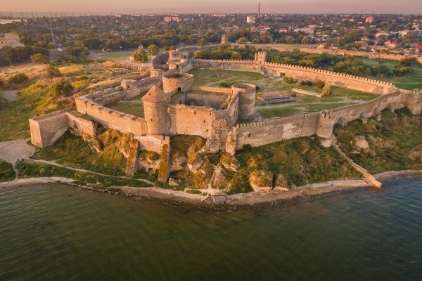 Білгород-Дністровська (інша назва – Аккерманська) фортеця була збудована на руїнах античного міста Тіра. Нині поряд з фортецею можна побачити розкопані археологами залишки цього міста, заснованого наприкінці VI століття до н.е.