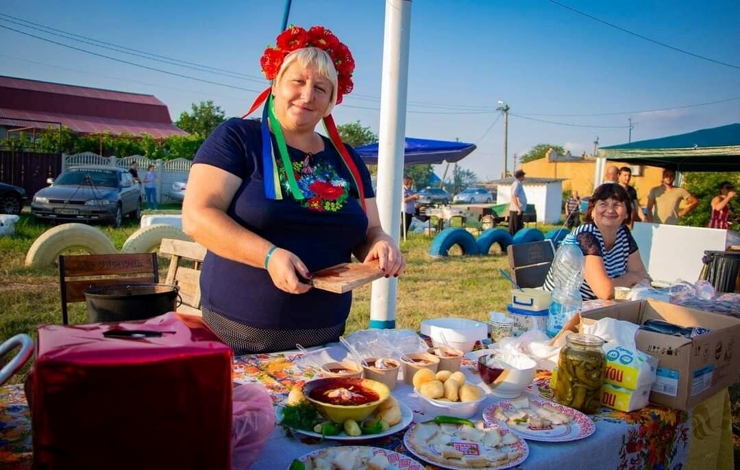 Альона - учасниця битви борщу в Майорах на День села 