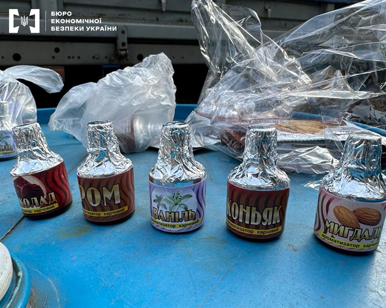 Під час обшуків у чоловіка виявили різні смакові добавки, які він додав у спиртне 