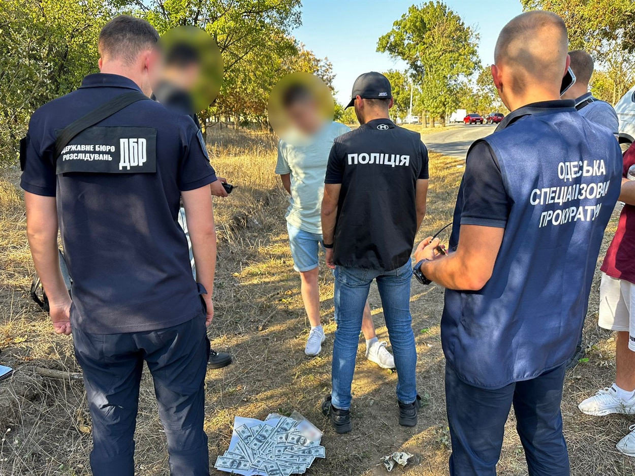 Чоловіка затримала під час отримання хабаря