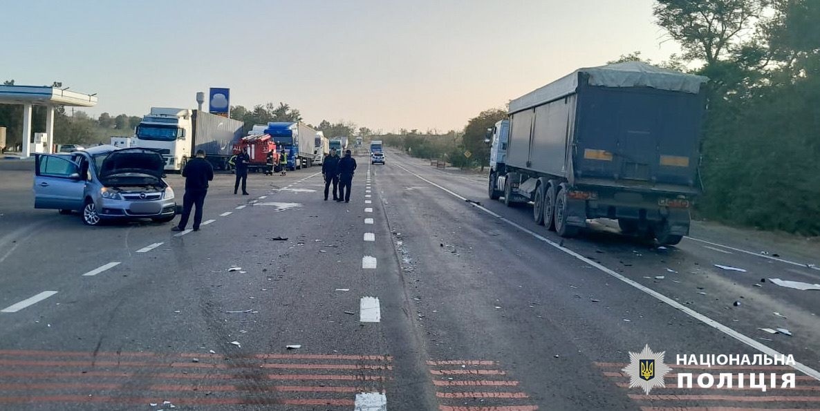 Аварія на трасі Одеса-Рені, легковик зіткнувся з вантажівкою