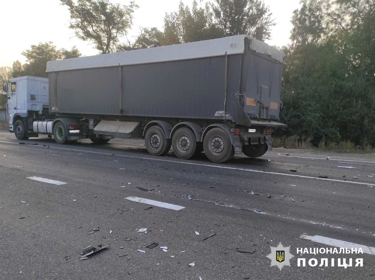 Аварія на трасі Одеса-Рені, легковик зіткнувся з вантажівкою