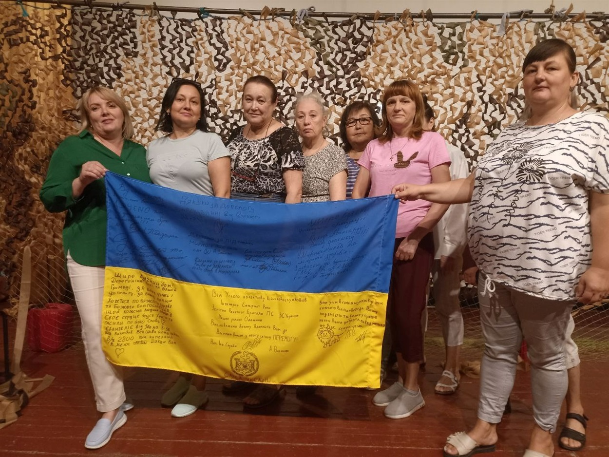 Світлана Рябоконь (перша ліворуч) та жінки, які плетуть маскувальні сітки та кікімори, Авангард