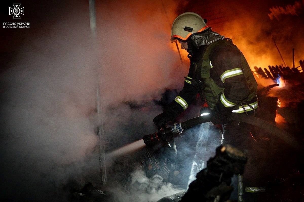 Велика пожежа під Одесою 9 жовтня, горіли будівлі