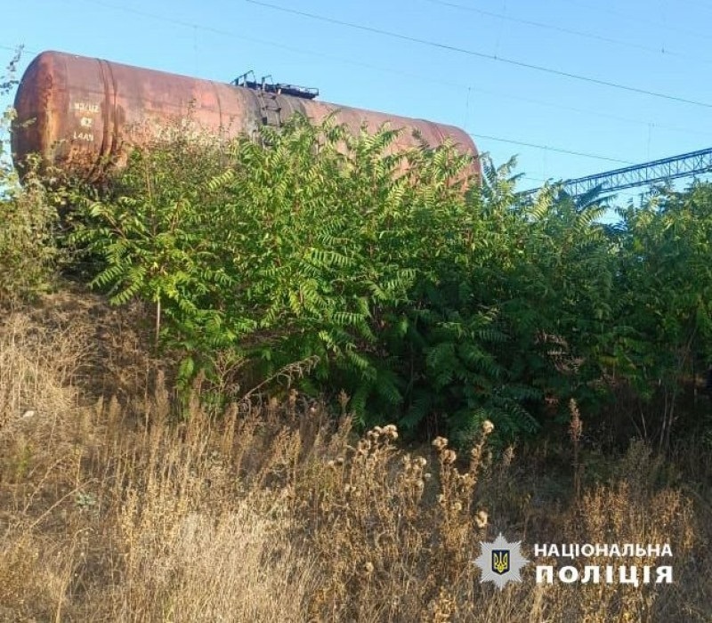 Цистерна, на яку вирішив піднятися хлопчик 