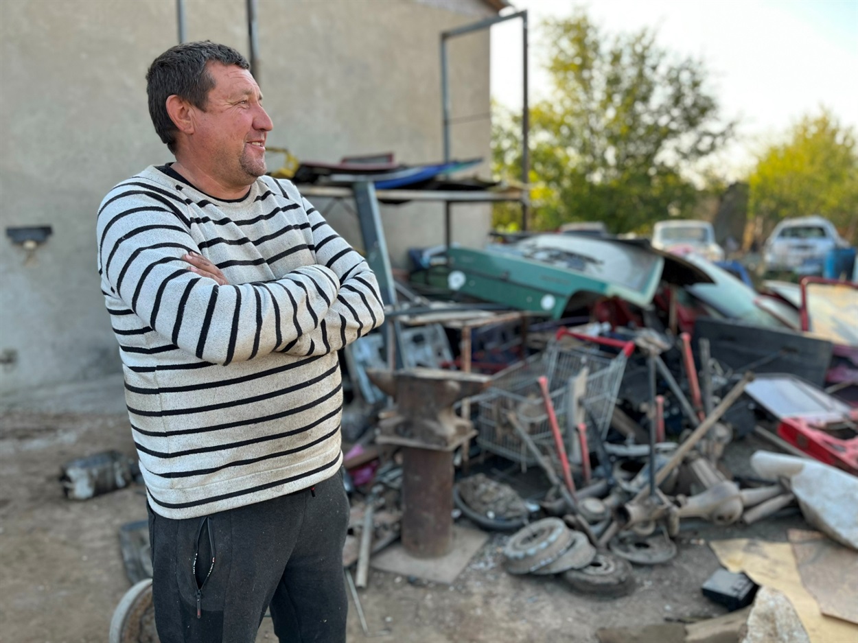 Пан Володимир - один з тих майстрів, хто робить буржуйки та ремонтує авто військовим