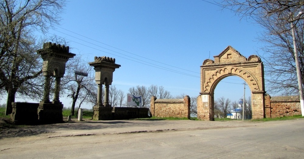 Від колись могутньої фортеці залишились руїни
