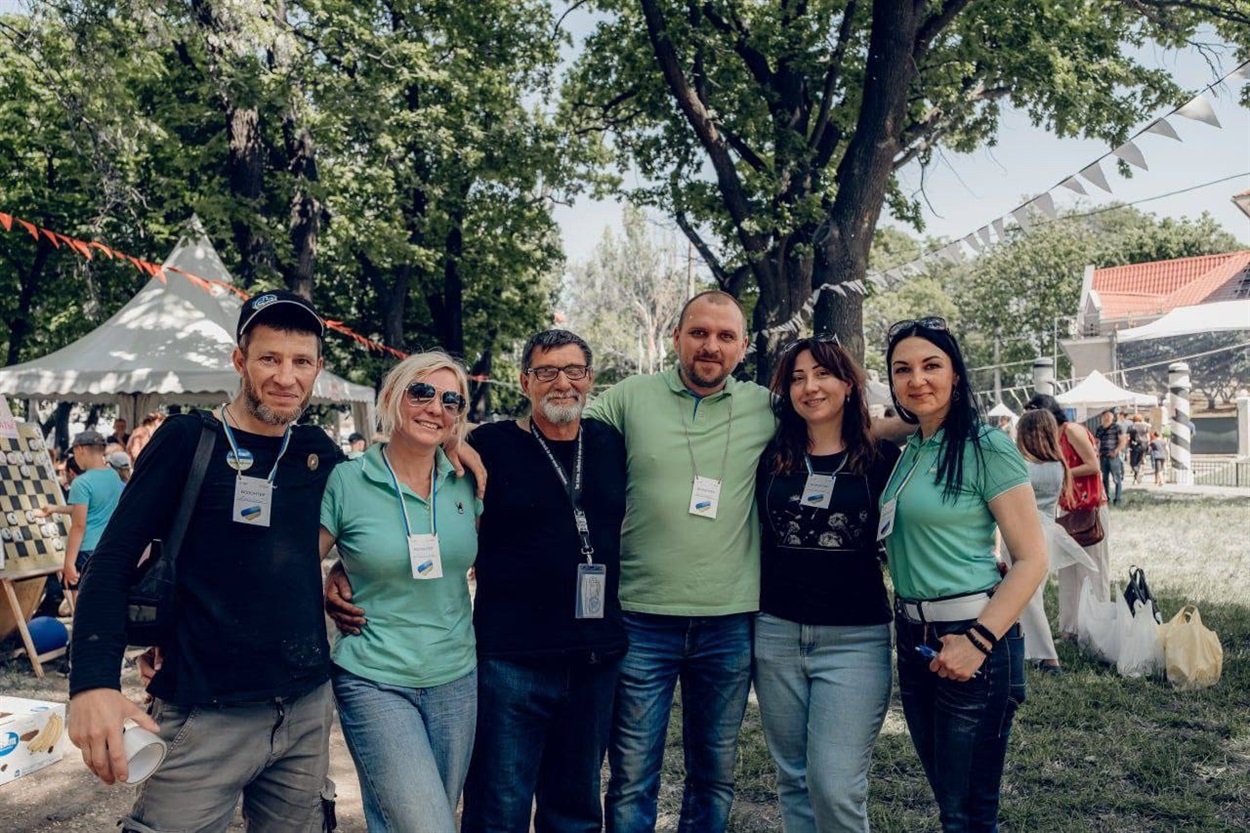 Марина Рязанова з колегами волонтерами