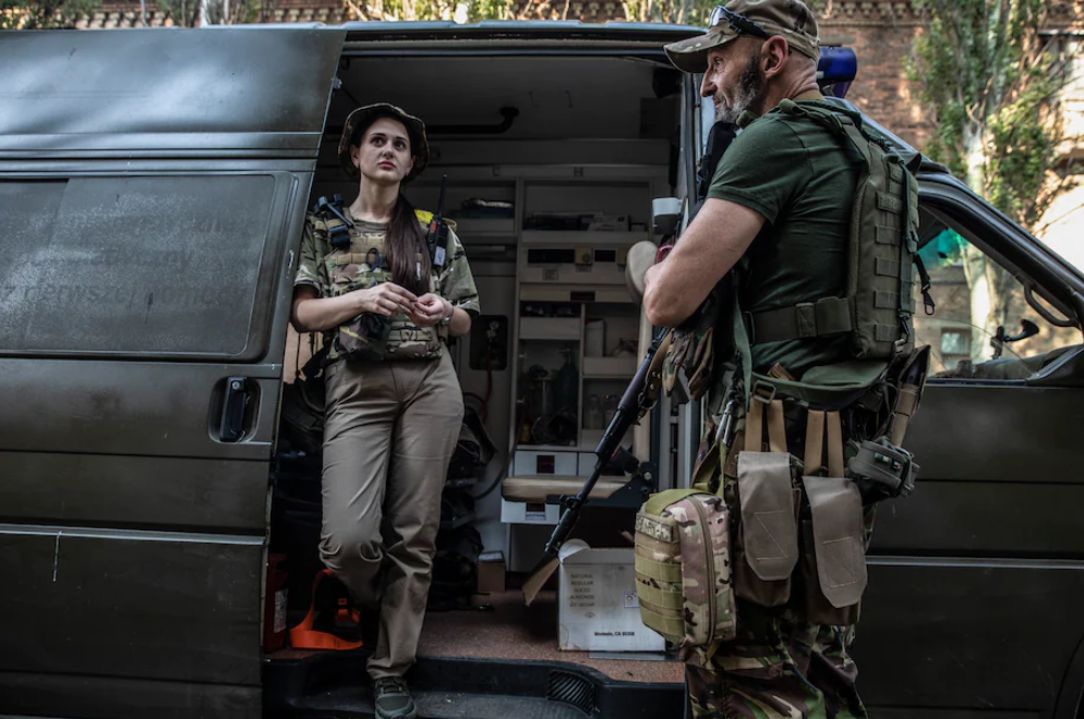 Ліана Нігоян не розповідає своїм батькам про те, де вона знаходиться насправді й що вона робить. Вона була медсестрою в приватній клініці в Дніпрі, коли почалася війна, а у 2016 році вона була медиком-волонтером і відразу записалася в армійський медичний корпус.