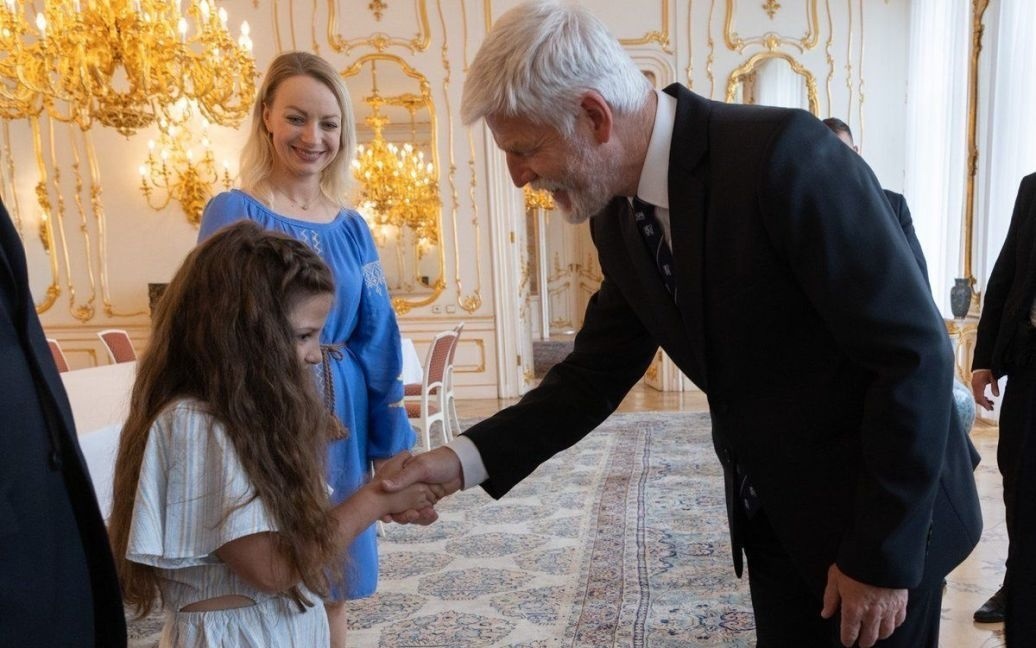 Президент Чехії зустрівся з дівчиною з України, яку зацюкували однокласники через національність.  Інцидент стався під час шкільної екскурсії учнів початкової школи в Опочно в Ричновську.