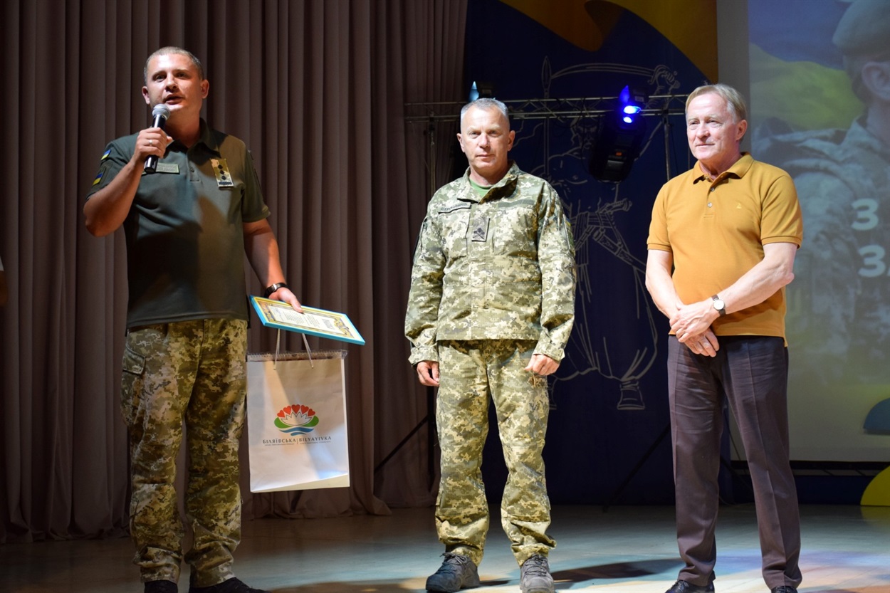 Військовослужбовці дякують за підтримку міській раді під час міського заходу