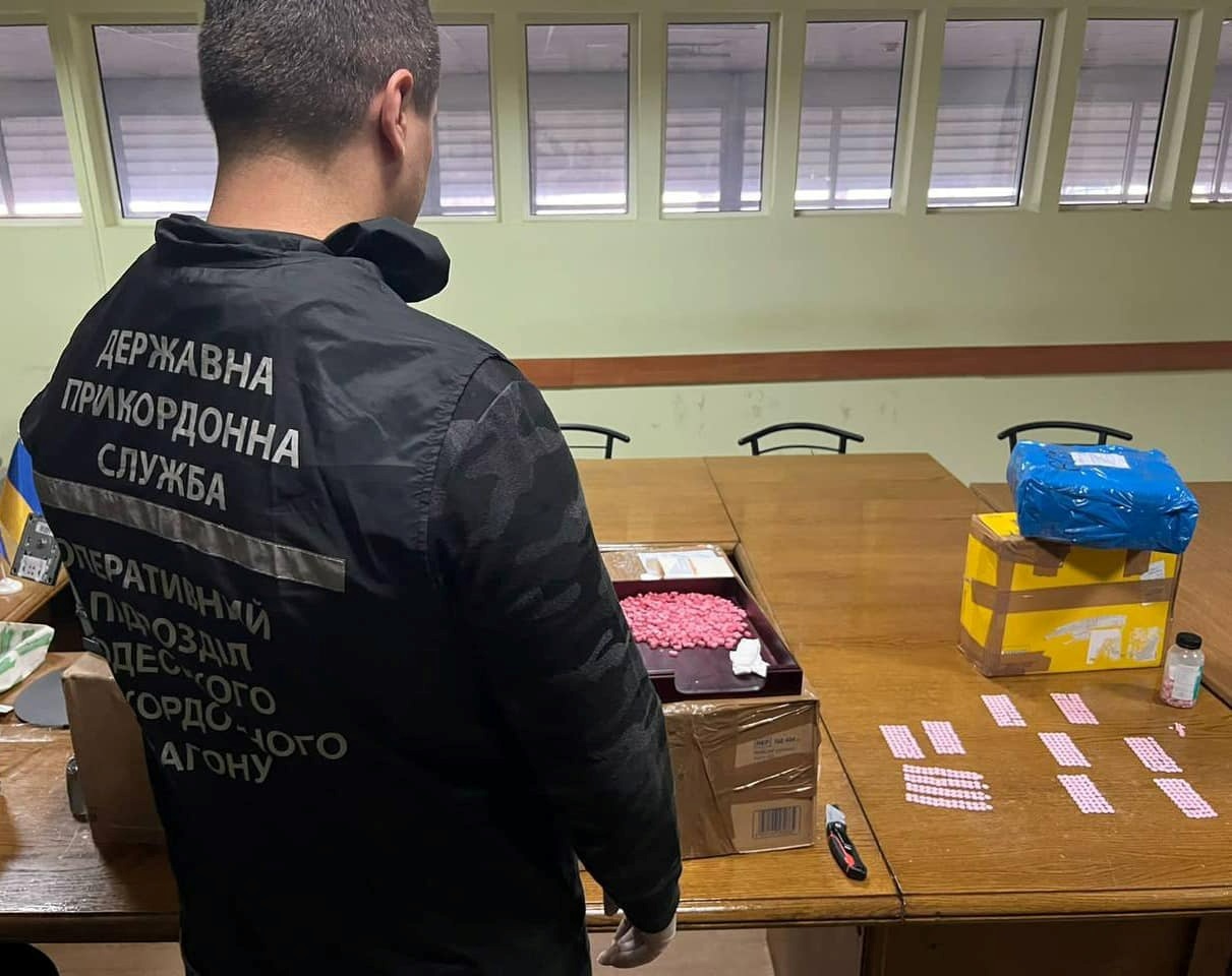Обшуки у посилках 