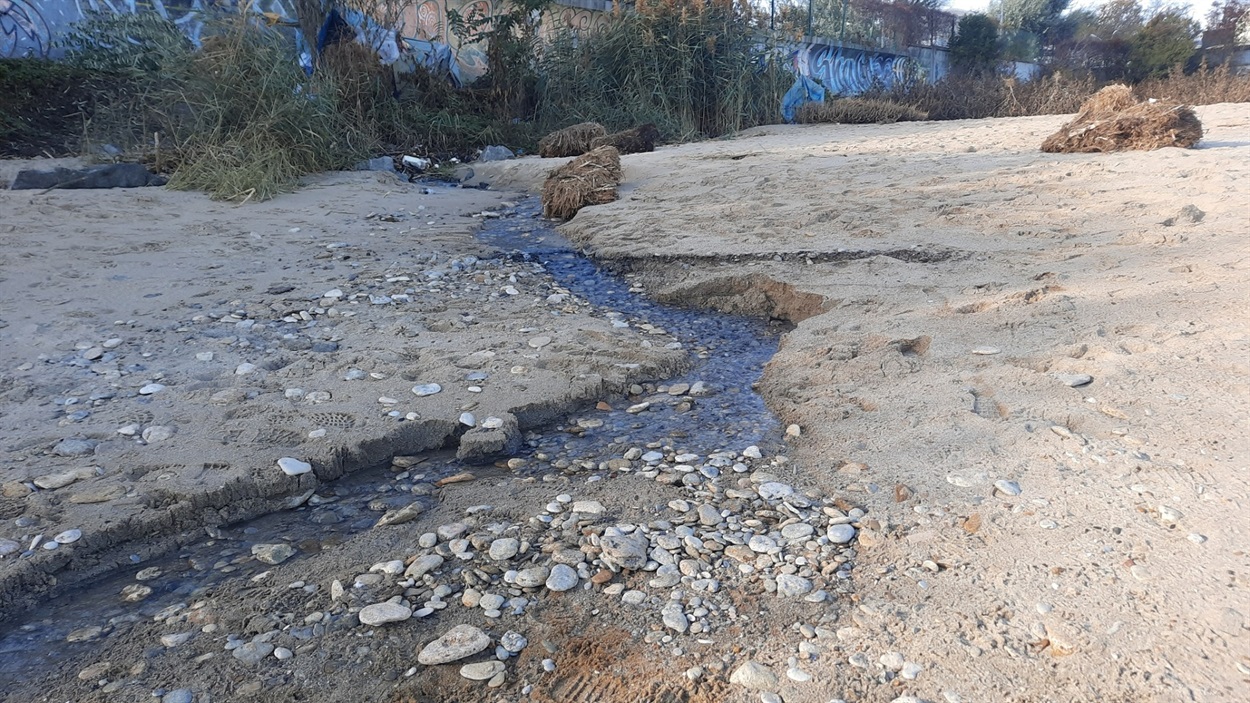 Стічні води потрапляють у Чорне море, пляж Чорноморка, Одеса 