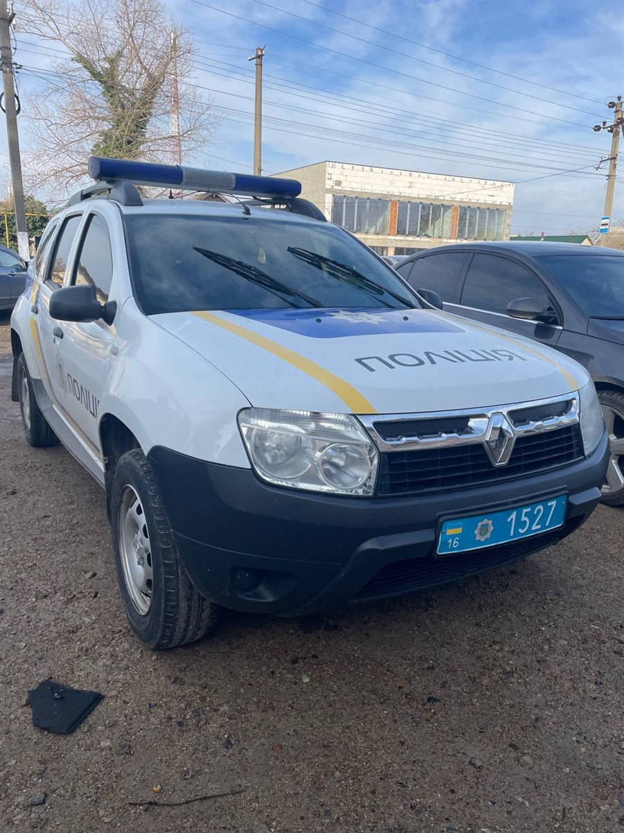Поліцейська машина, на якій собаку Михася доставили у ветклініку в Одесі