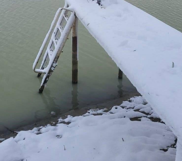 Вода в озері після буревію
