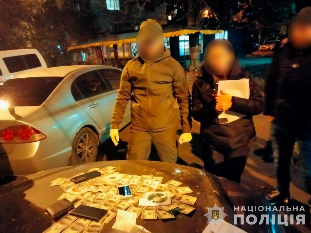 Чоловіка затримали під час передачі коштів 