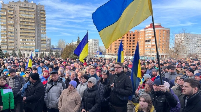 Енергодар, березень 2022 року. Люди вийшли на мирний мітинг, щоб висловити протест проти викрадення посадовця міської ради