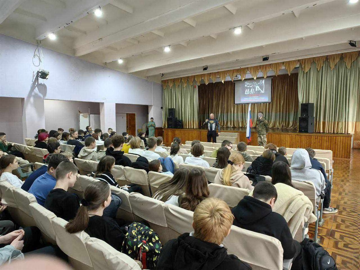 "Урок мужності" для дітей Енергодара проводить колоборант  Антон Шибаєв