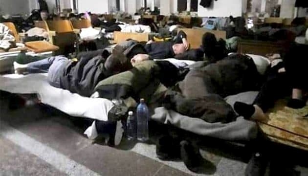 Фото з такого табору в Росії опублікував радник мера Маріуполя Петро Андрющенко. На кадрах видно, що люди сплять усі на купу.
