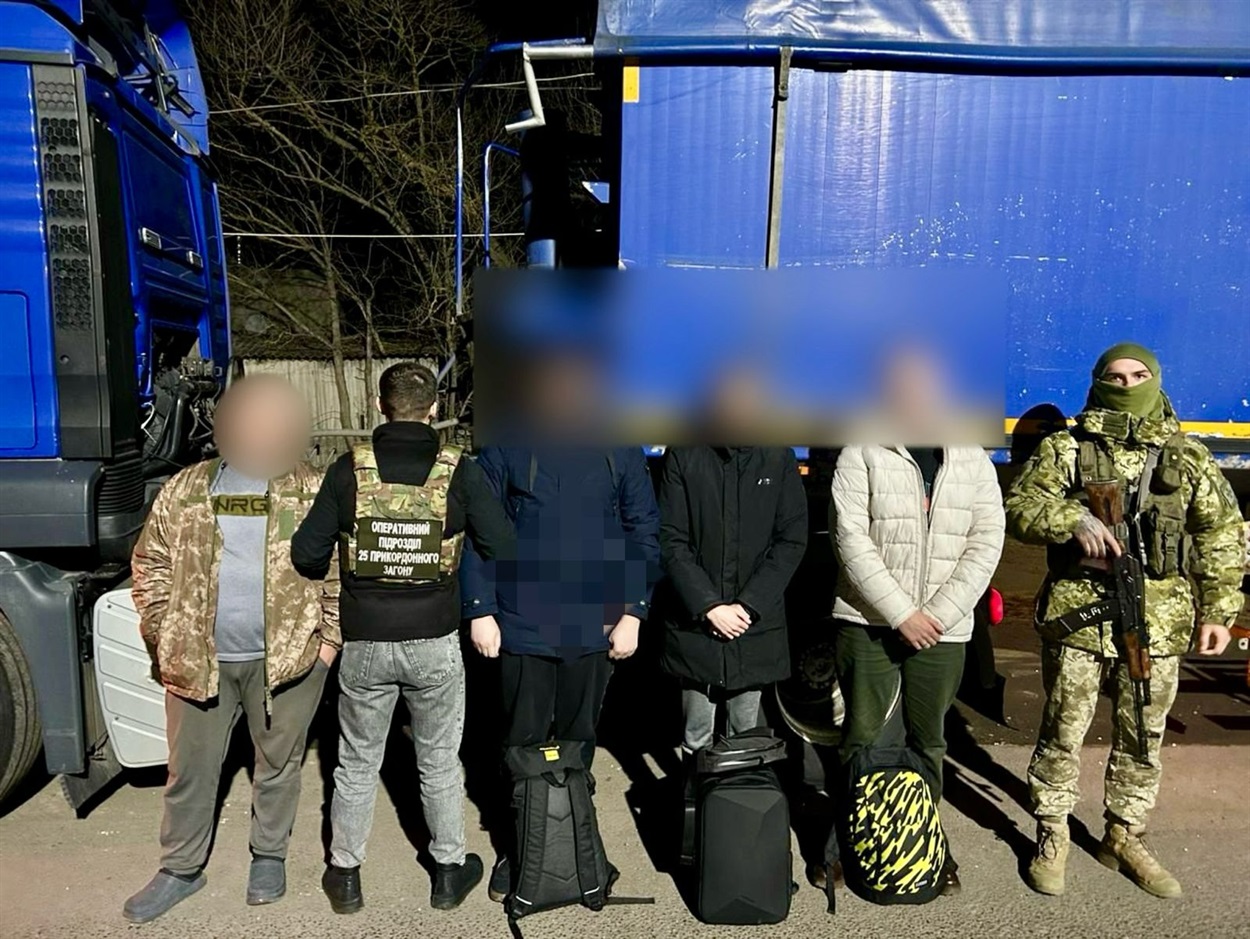 Чоловіки ховалися у вантажівці  