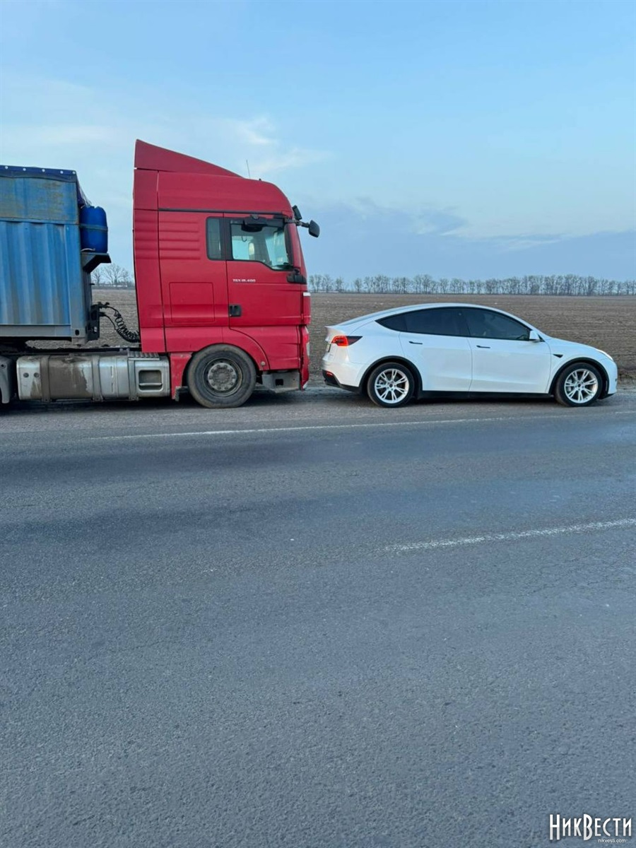 Невідомі заблокували вантажівку та висипали зерно, Одещина 