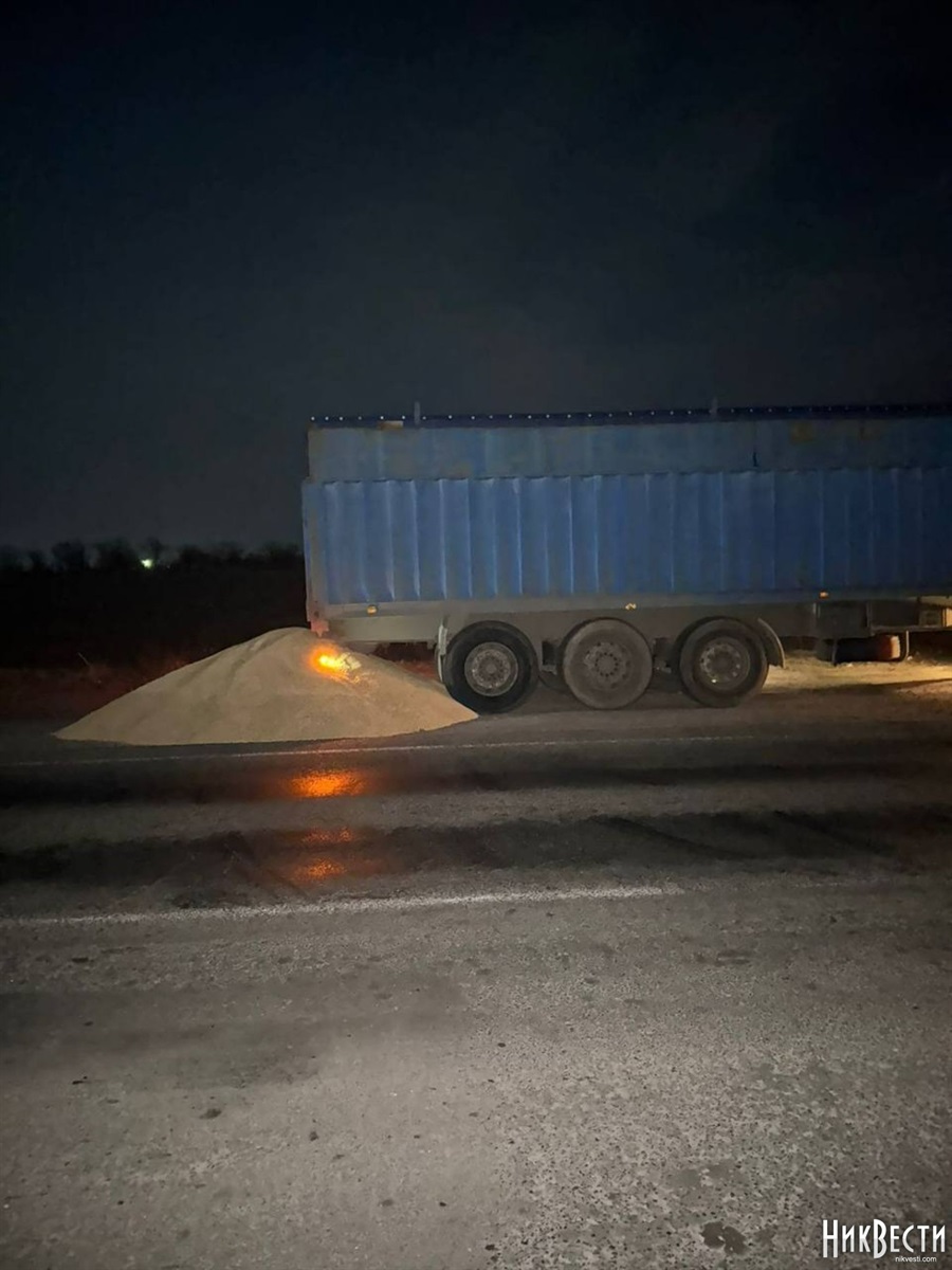 Невідомі заблокували вантажівку та висипали зерно, Одещина 