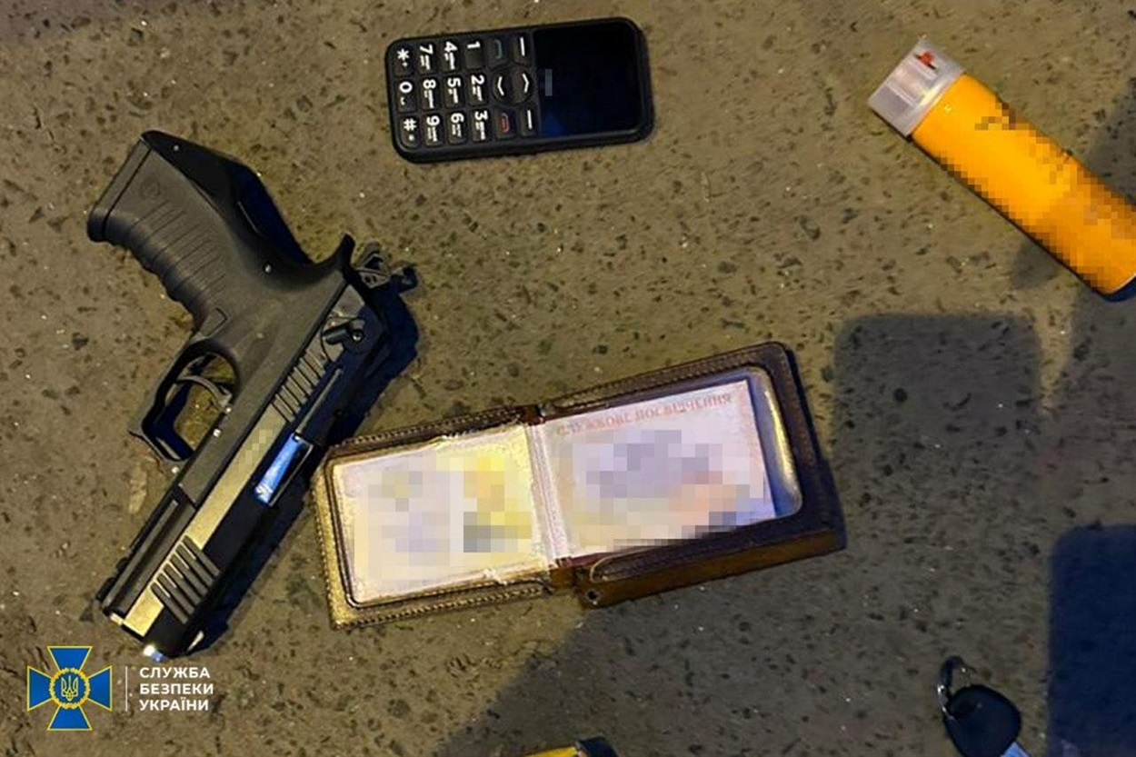 Зброя, фальшиве посвідчення та інші речі, які знайшли у затриманого 