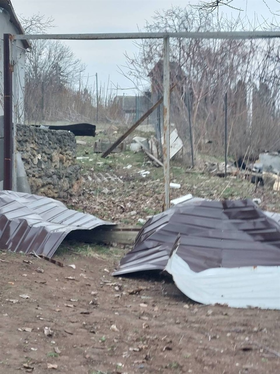 Шматки даху злетіли з покрівлі