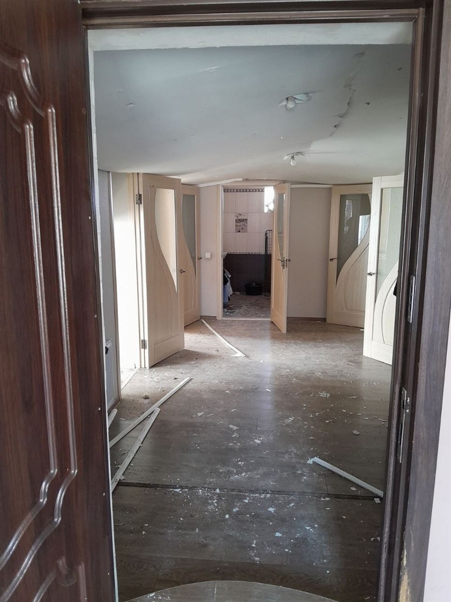 У цій кімнаті, зазвичай, переховувалася родина під час звуку повітряної тривоги 