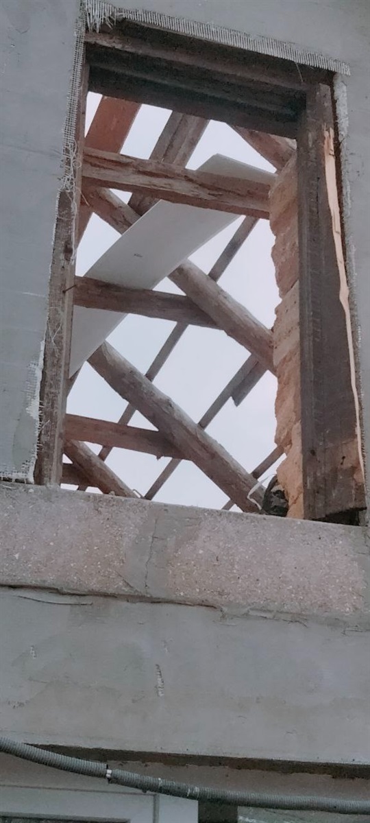 З даху будинку тепер видно небо