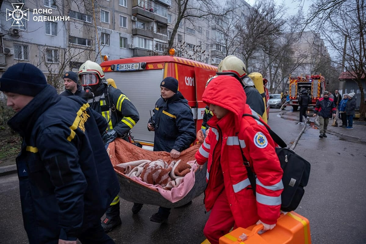Пожежа у багатоповерхівці в Одесі, рятувальники евакуювали мешканців 