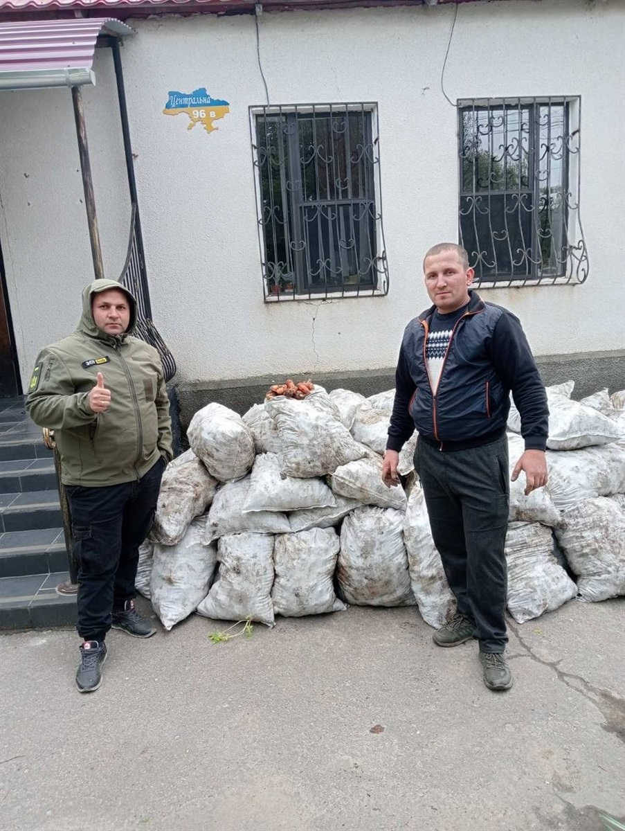 Благодійний фонд "Оберіг півдня" передав мешканцям Мирного кілька тонн моркви