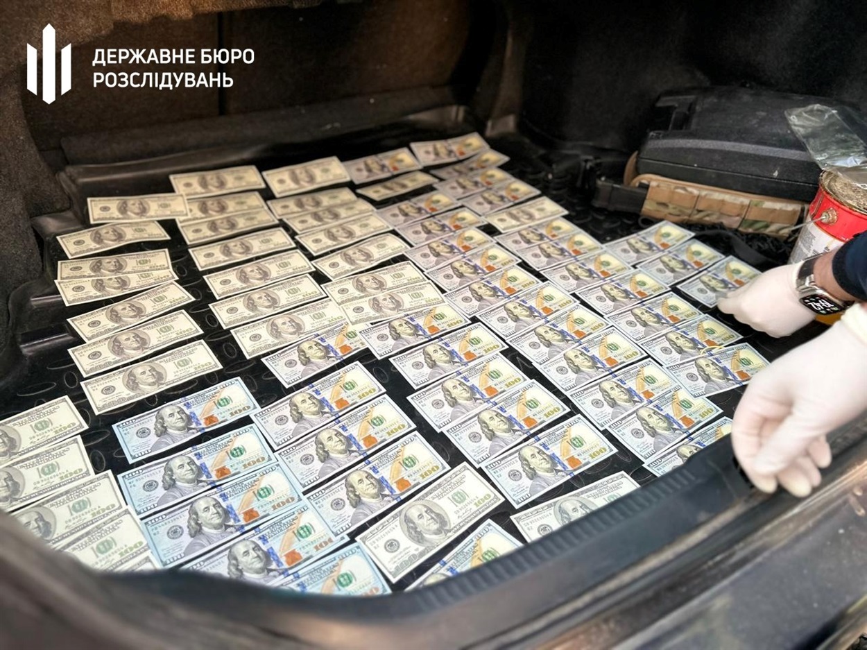 Посадовець вимагав хабар у військового Одещина